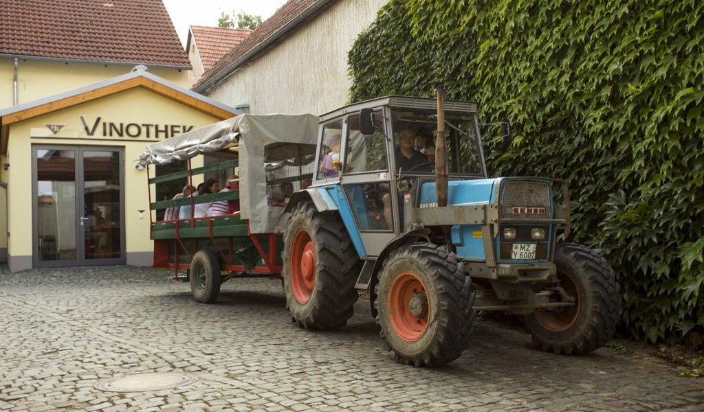 Weingut Helmut Best_Traktor Funzelfahrt, © Weingut Helmut Best