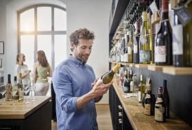 Weineinkauf in der Ingelheimer Vinothek, © Roger Richter/IKuM GmbH