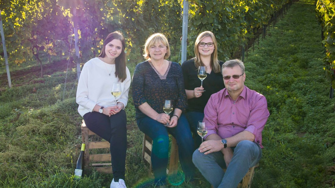 Weingut Sternenfelserhof_Familie Kopp im Weinberg, © Weingut Sternenfelserhof