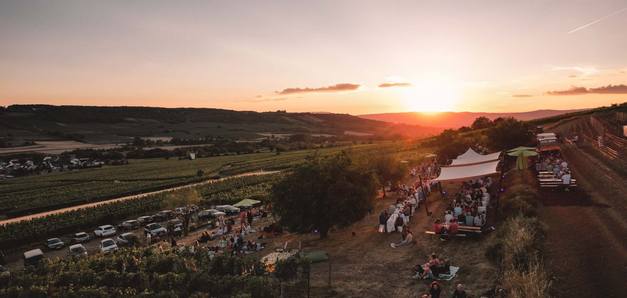 Weingut Singer-Fischer_Bocksteinfest bei Sonnenuntergang, © Max Singer-Fischer