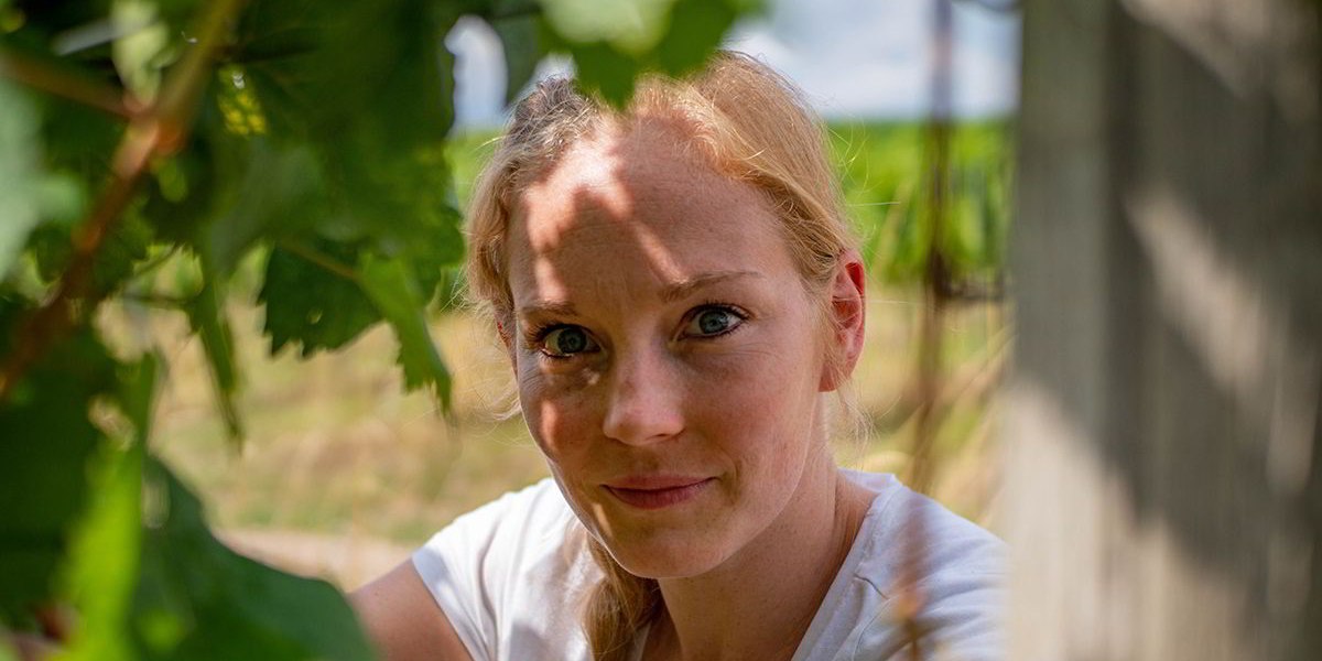 Weingut Gebert_Anne Gebert im Riesling Weinberg, © Weingut Gebert