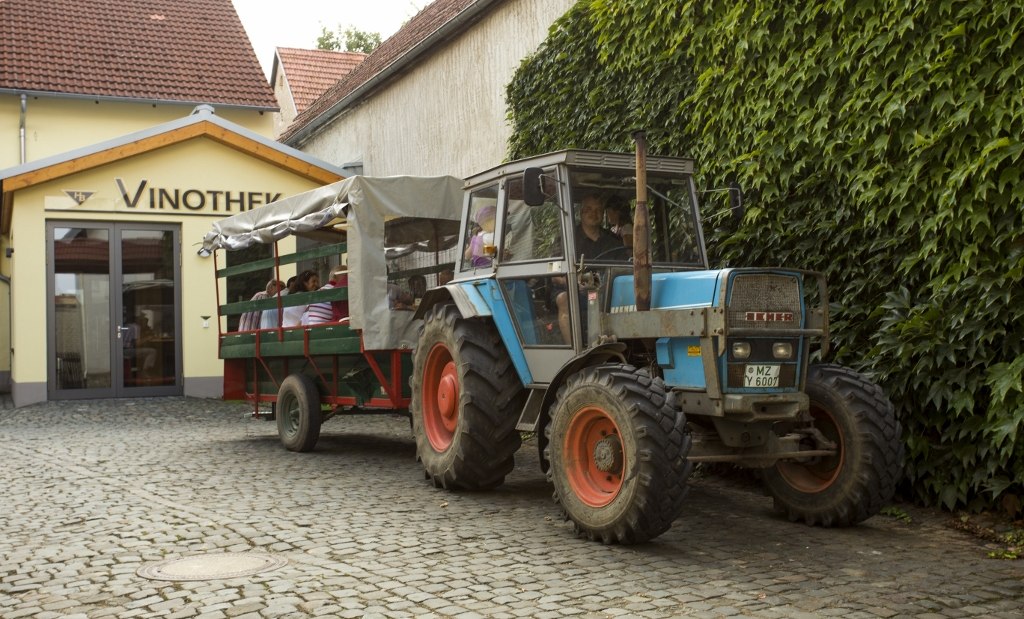 Weingut Helmut Best_Traktor Funzelfahrt, © Weingut Helmut Best