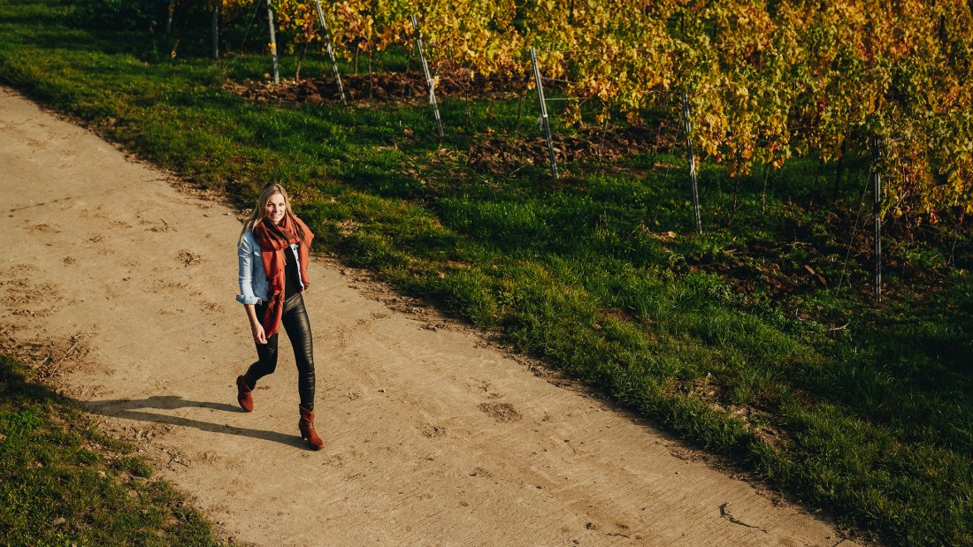 Weingut Becker_Winzerin Reben, © Peter Bender