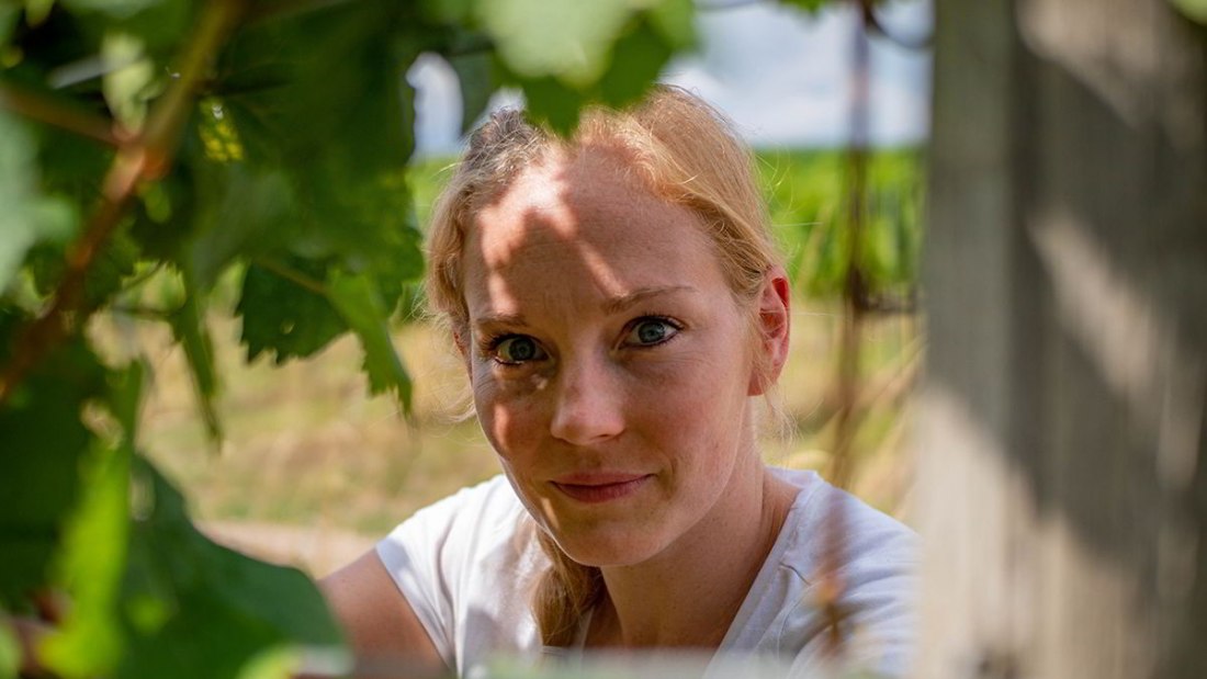 Weingut Gebert_Anne Gebert im Riesling Weinberg, © Weingut Gebert