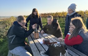 Gruppe rätselt am Tisch des Weins in Osthofen © We Escape